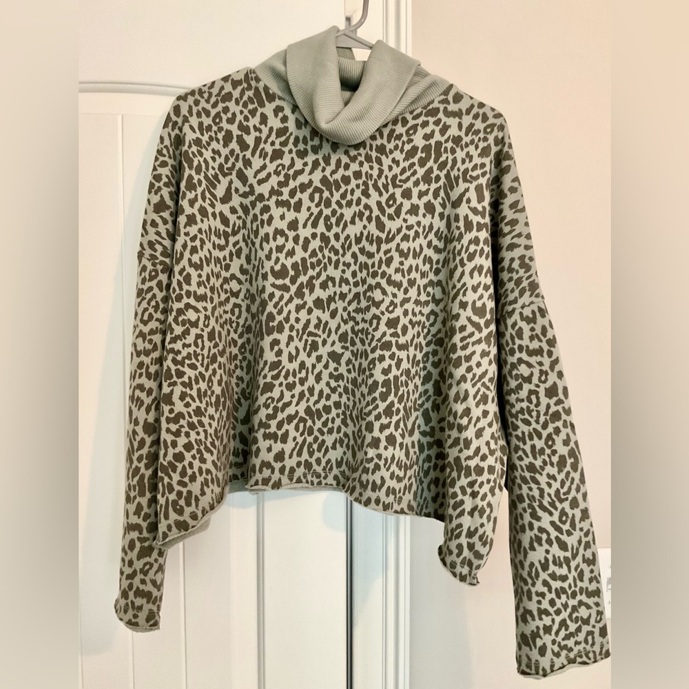 American Eagle Outfitters Animal Print Cowl Neck Cropped Sweatshirt/Sweater